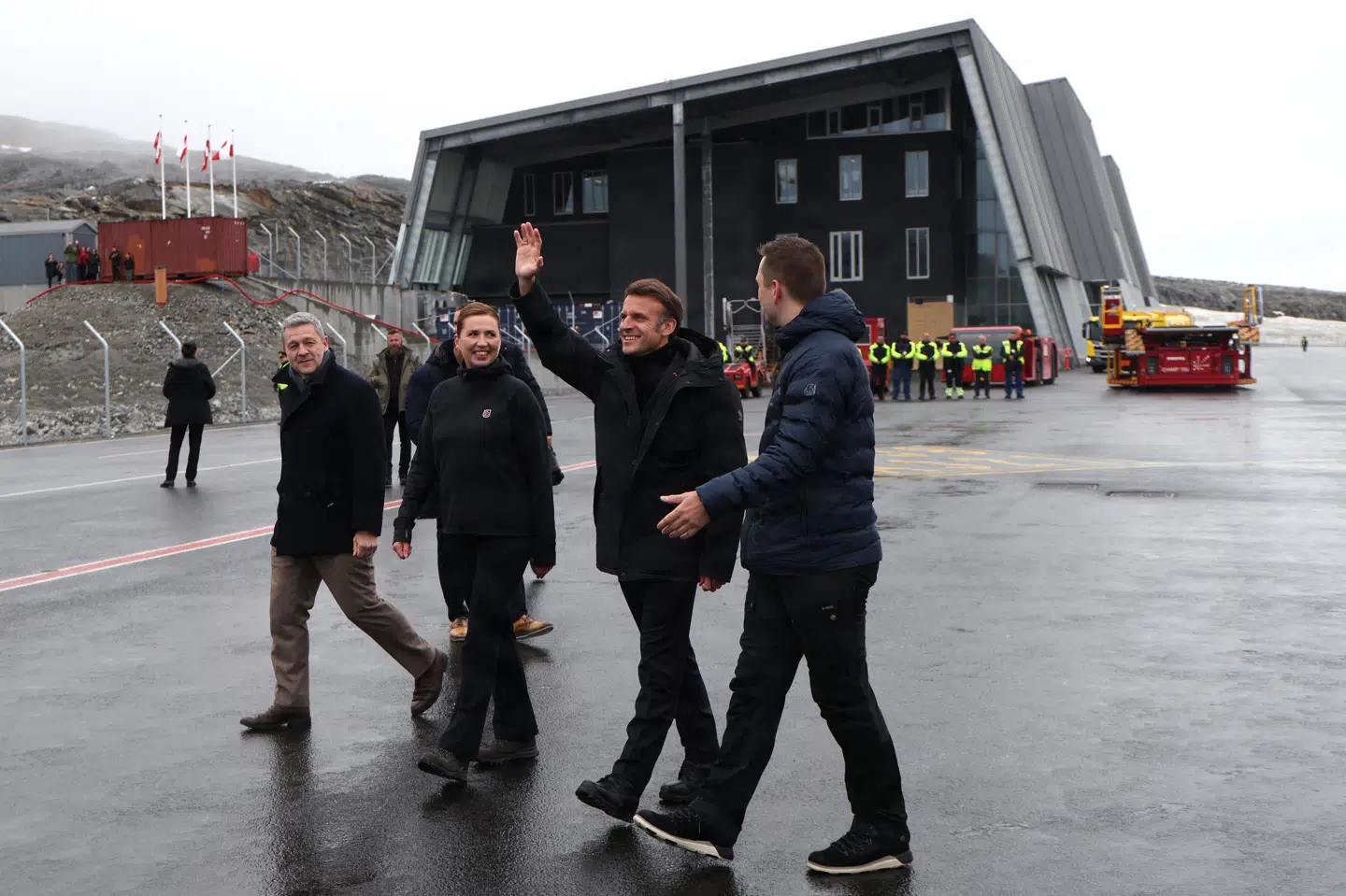 Lufthavnen i Nuuk har i det forgange år haft besøg af blandt andre den franske præsident, Emmanuel Macron, og statsminister Mette Frederiksen (S). Til højre ses formanden for Naalakkersuisut, Jens-Frederik Nielsen, der er kritisk over for det store underskud i Greenland Airports sidste år. (Arkivfoto).