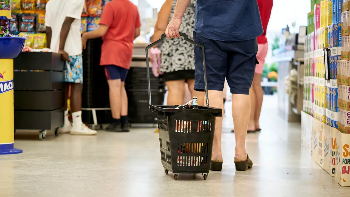 Kunde med indkøbskurv i supermarked i Odsherred den 29. juni 2021