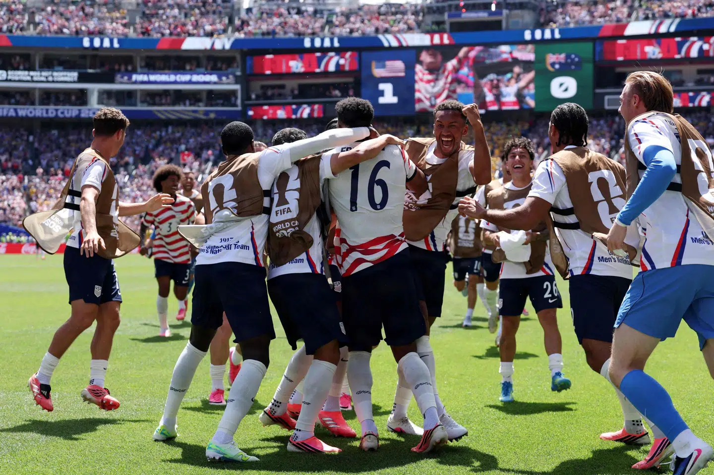 USA jubler efter 2-0-scoringen, der lige skulle gennem et VAR-tjek, inden den blev godkendt.