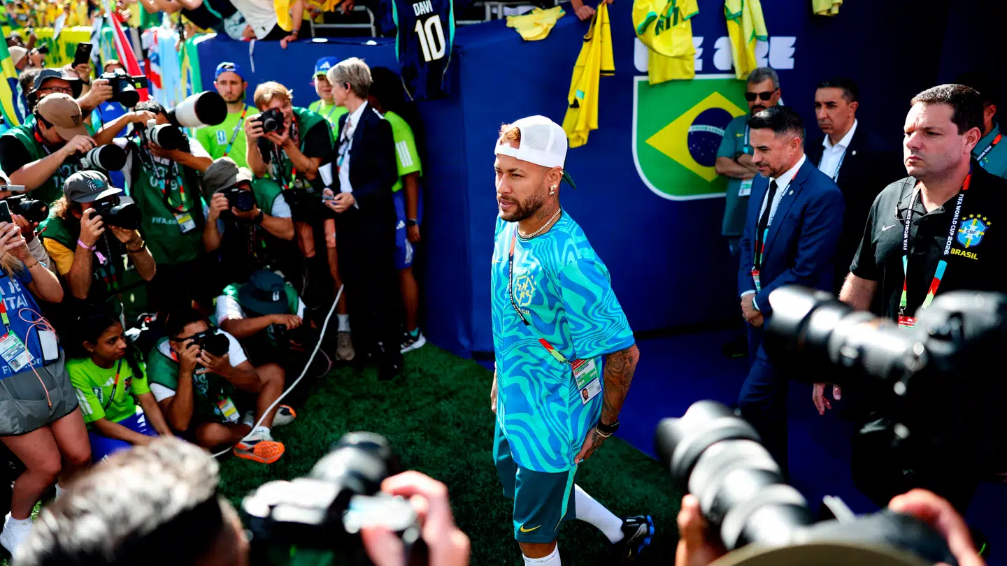 Neymar Jr. er blevet til grin i hjemlandet, der dog kunne glæde sig over en storsejr i nat.
