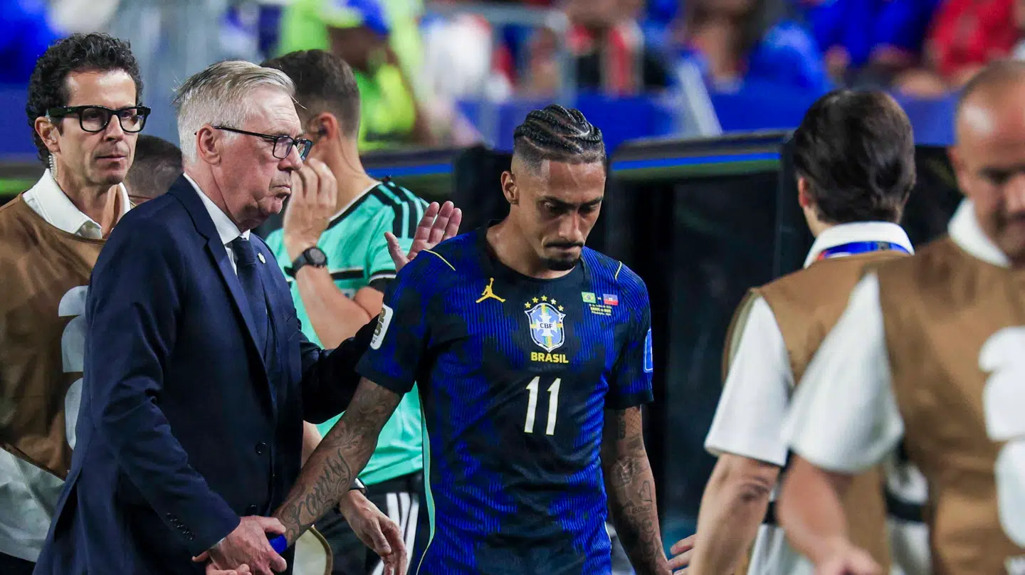 Carlo Ancelotti måtte trøste Raphinha efter skaden indtraf.