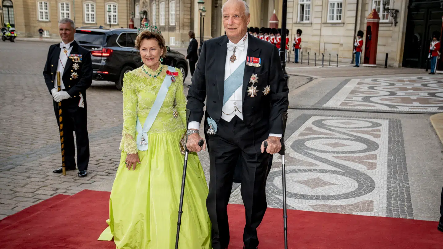 Det norske kongepar fotograferet på Amalienborg slotsplads under et officielt besøg i juni 2023.