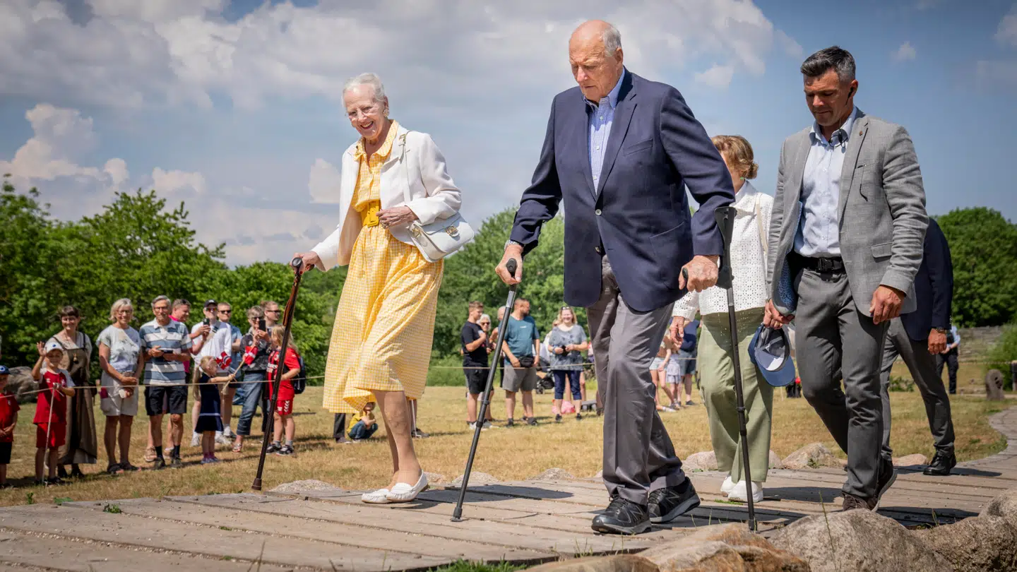 Dronning Margrethe og kong Harald under et besøg i Sagnlandet Lejre nær Roskilde i juni 2023.