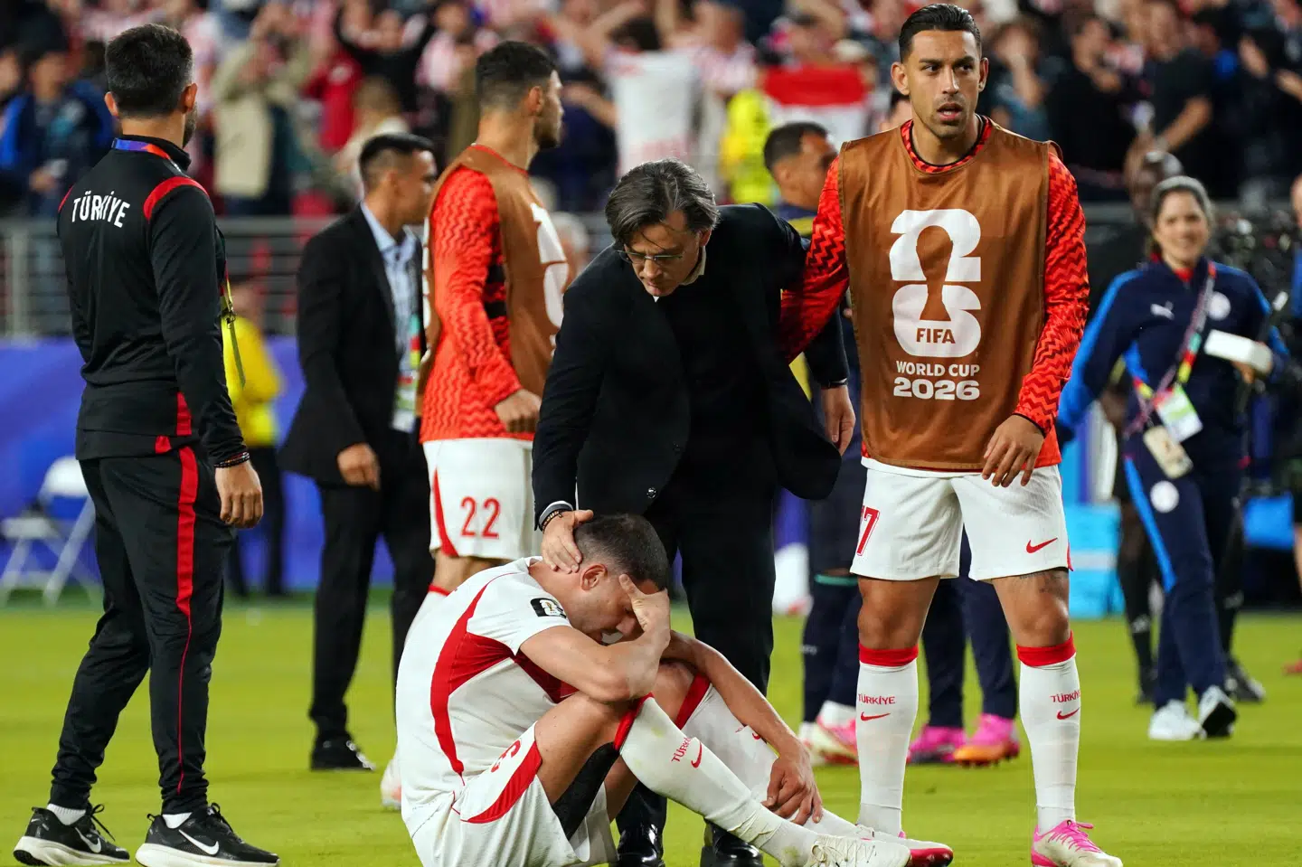 Vincenzo Montella trøster Merih Demiral efter nederlaget til Paraguay.
