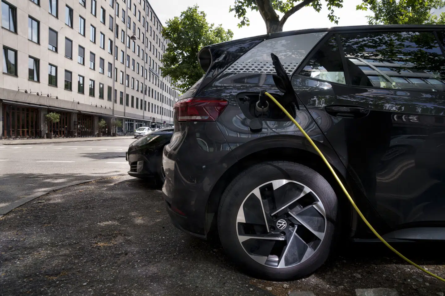 En elbilist kan risikere en parkeringsafgift, selv om bilen er tilsluttet en ladestander, hvis den ikke er i aktiv opladning. Det vækker bekymring hos FDM og Concito. (Arkivfoto).