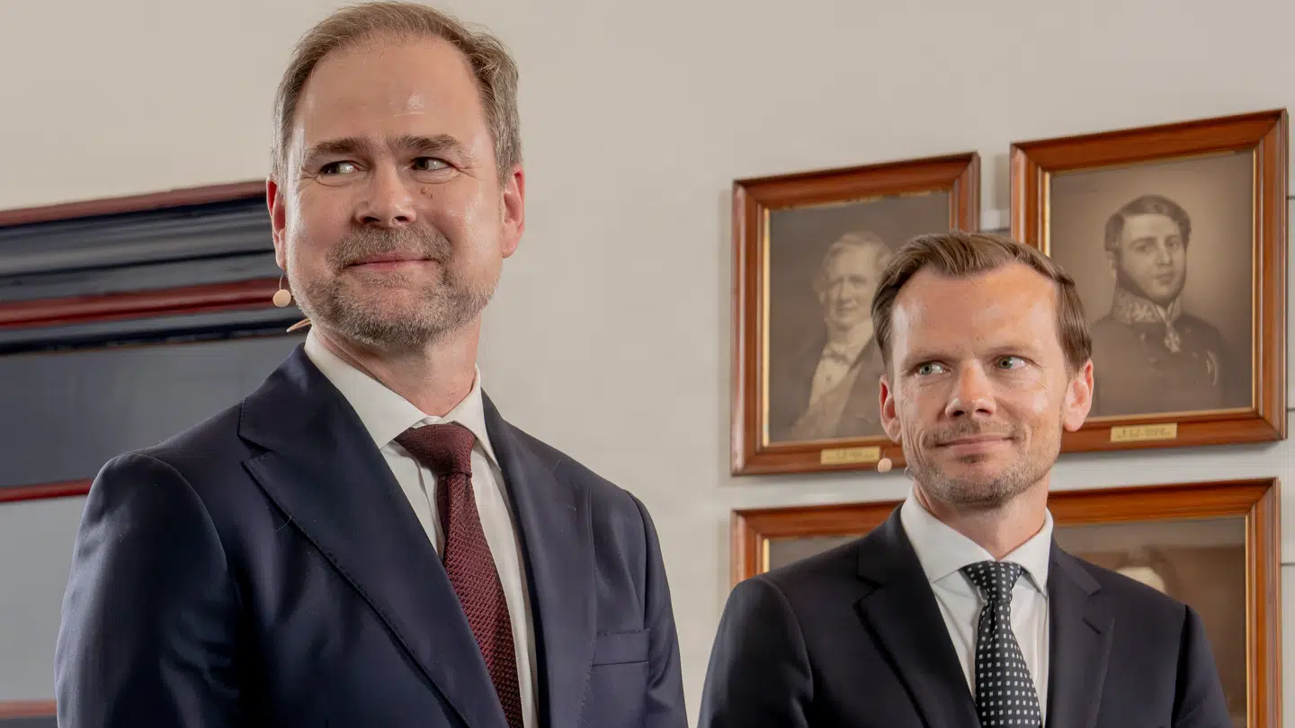 Nicolai Wammen (tv.) overdragede sin ministerpost som finansminister til Peter Hummelgaard (th.) i Finansministeriet 3. juni.