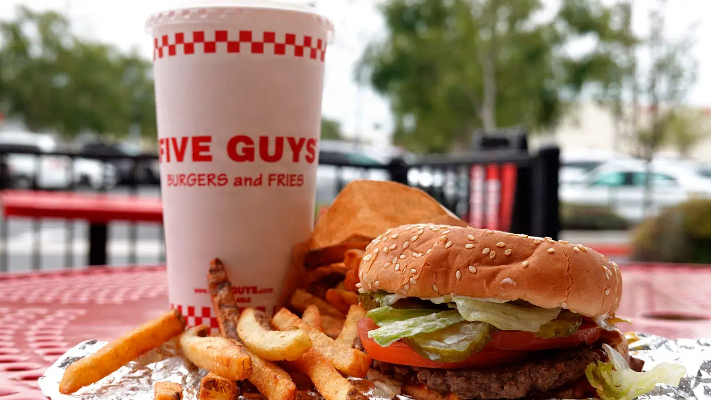 Burgerkæden Five Guys åbner snart sin første danske restaurant.