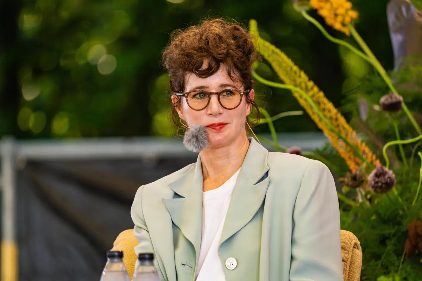 Miranda July har gennem to årtier udfordret grænserne mellem kunst, film og litteratur. Med den anmelderroste roman »All Fours« har hun igen sat gang i samtalen om køn, begær og selvopfindelse.