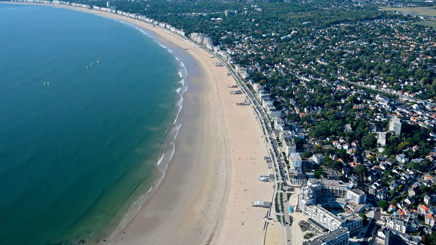 Det var her ved den franske by La Baule, at den franske rigmand fredag døde i et flystyrt.