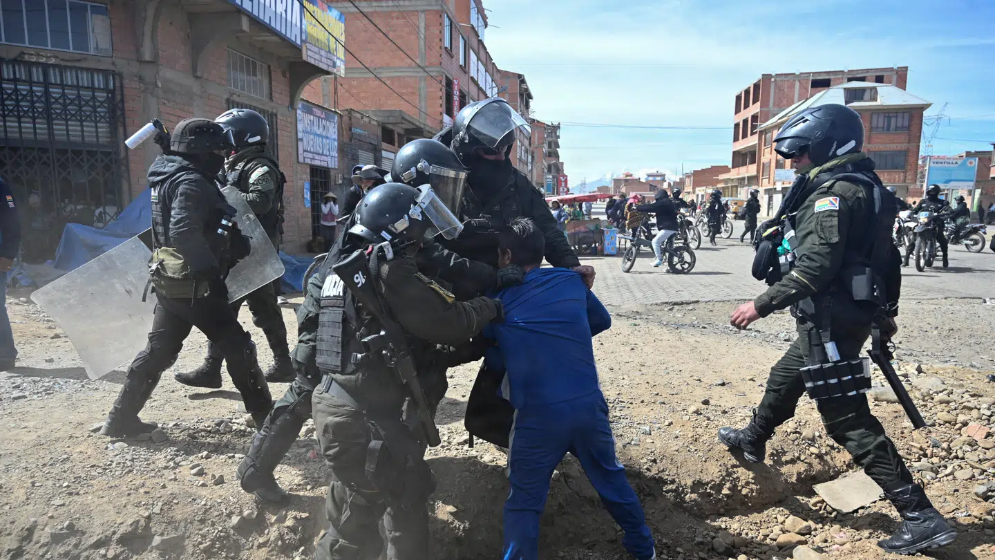 Politi i kamp med demonstranter i byen El Alto i Bolivia, 20 juni.