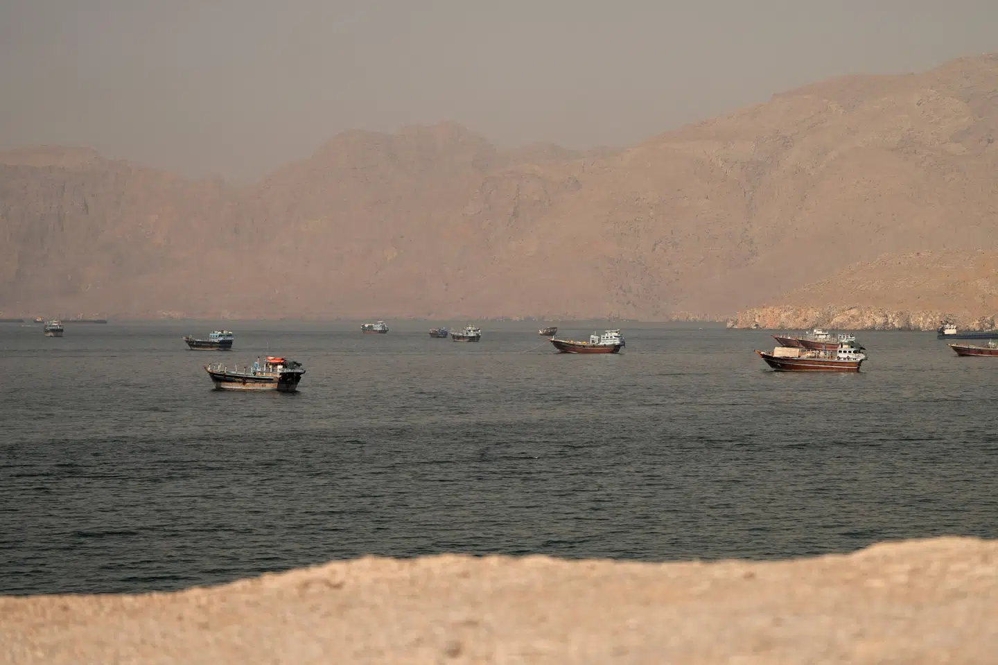 Skibe ligger for anker i Hormuzstrædet tidligere på ugen. Billedet er taget fra kysten ved Musandam i Oman torsdag.