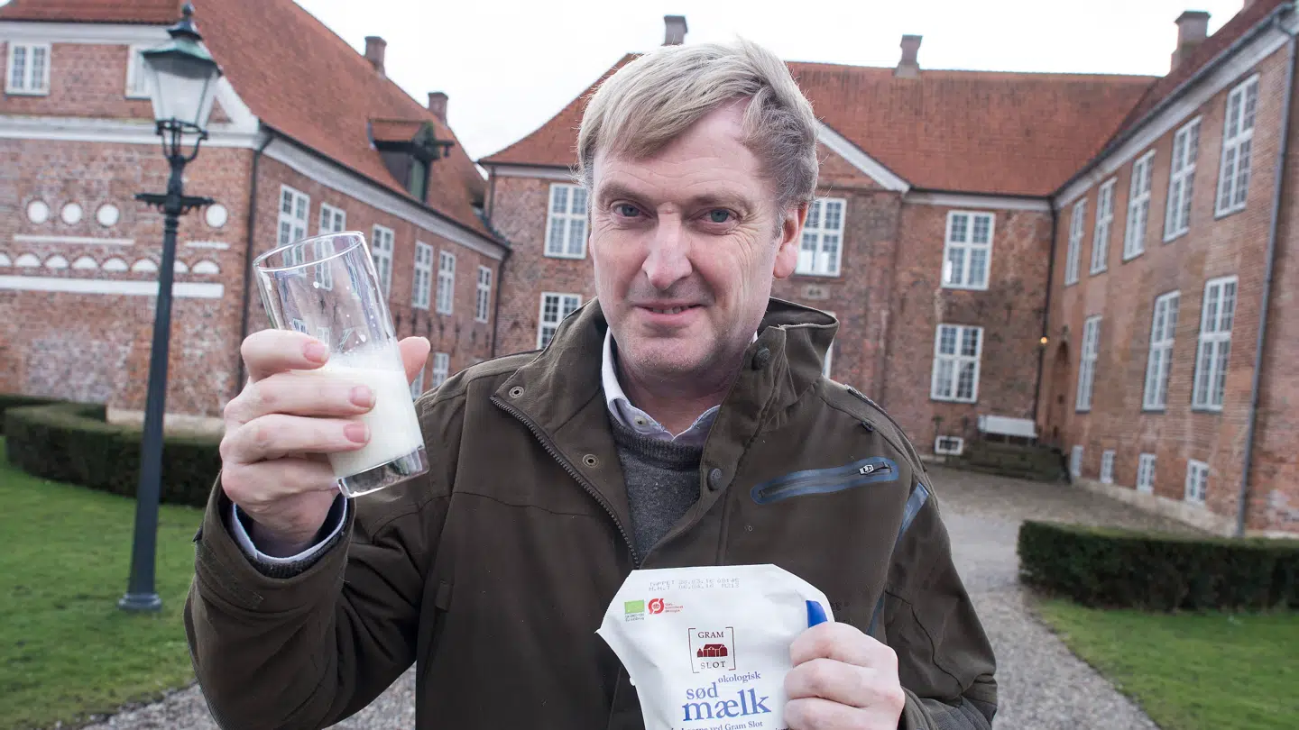 Svend Brodersen fortæller, at det normalt ikke er hans hustru, der sender regningerne. Derfor undrede kunderne sig.