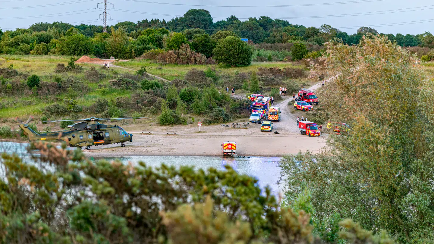 Politi og redning til stede ved Lynghøjsøerne i Roskilde lørdag den 20. juni 2026.