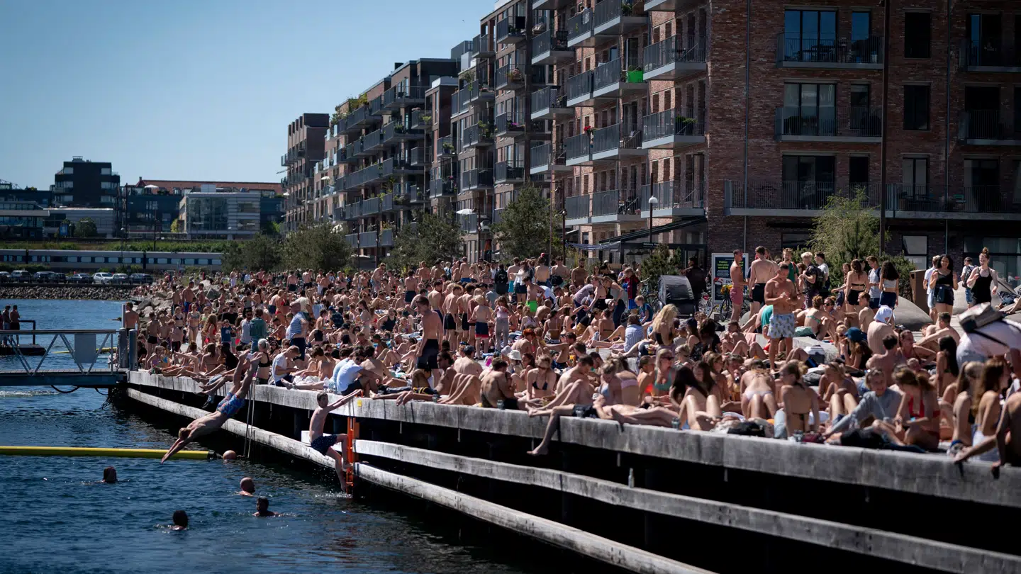 Arkivfoto af folk, der nyder solen ved Nordhavn i København.