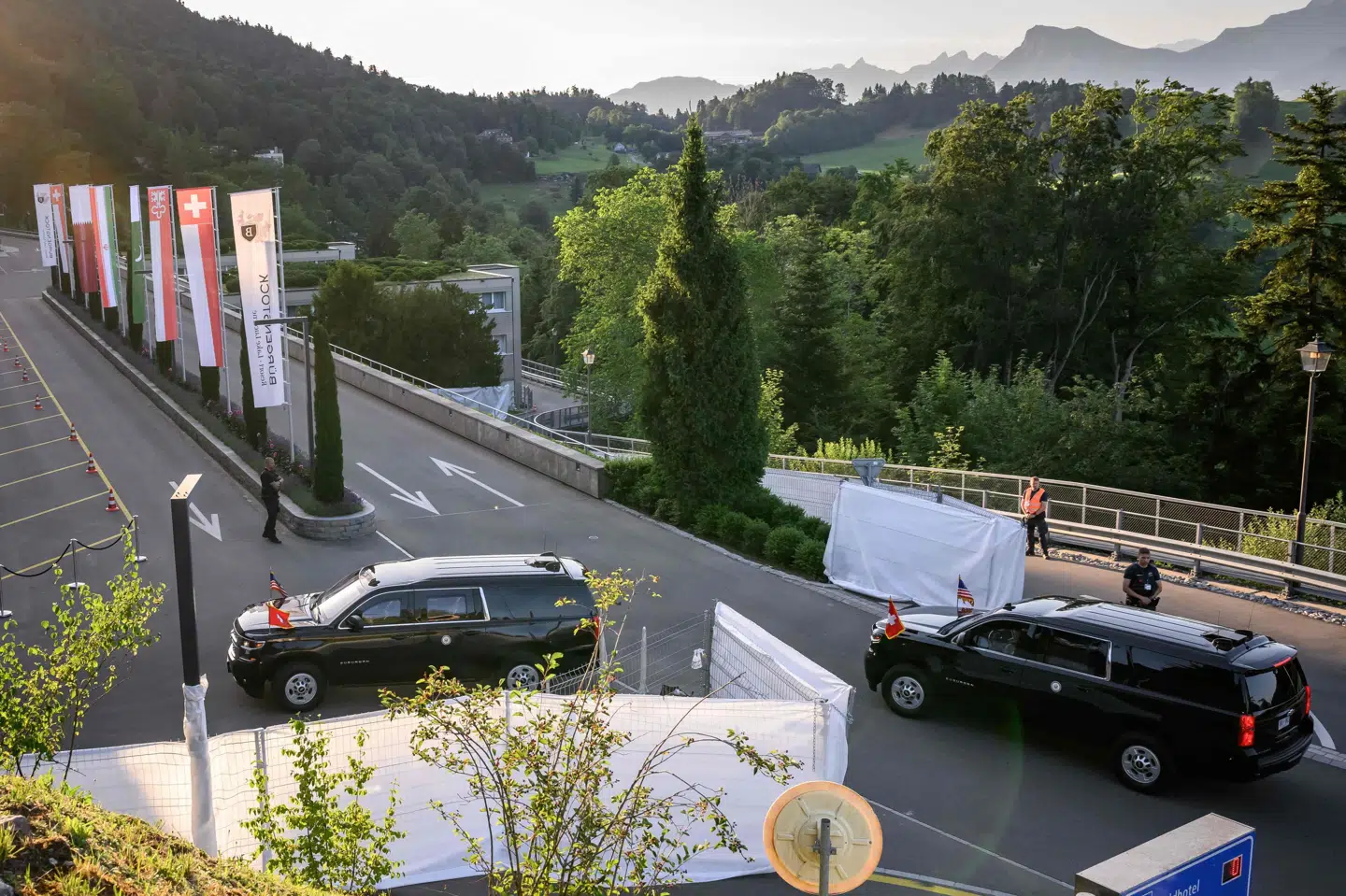 USA's vicepræsident, J.D. Vance er søndag landet i Schweiz. Her ankommer han til Bürgenstock-resortet, hvor det er ventet, at der skal være forhandlinger med Iran.