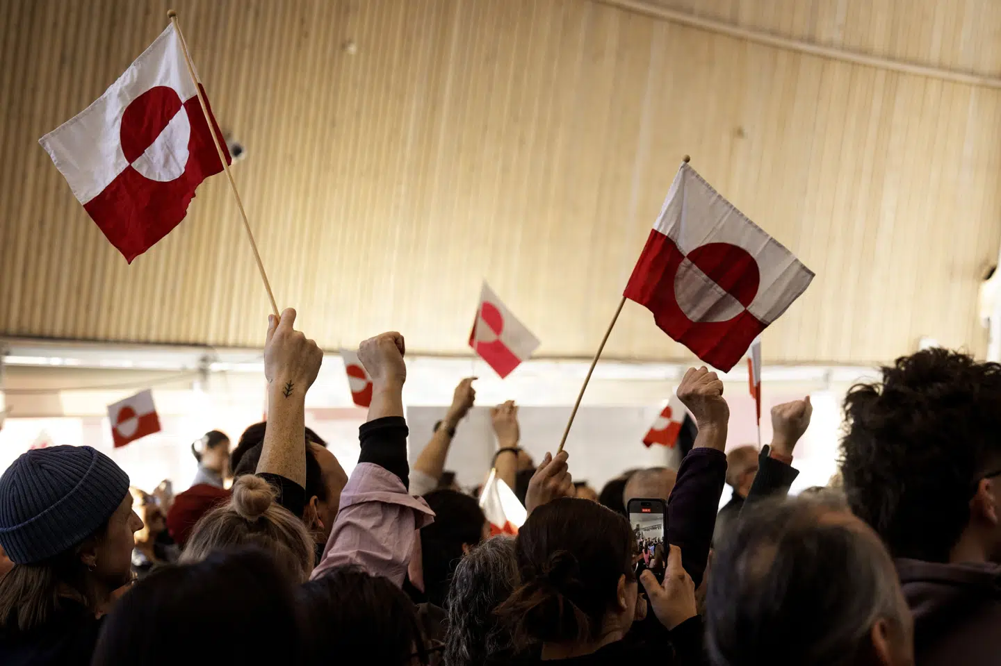 Den grønlandske nationaldag blev indført i 1985, og årets fejring starter med, at det grønlandske flag hejses i flere grønlandske kommuner. Billedet er fra Nuuk i februar. (Arkivfoto).