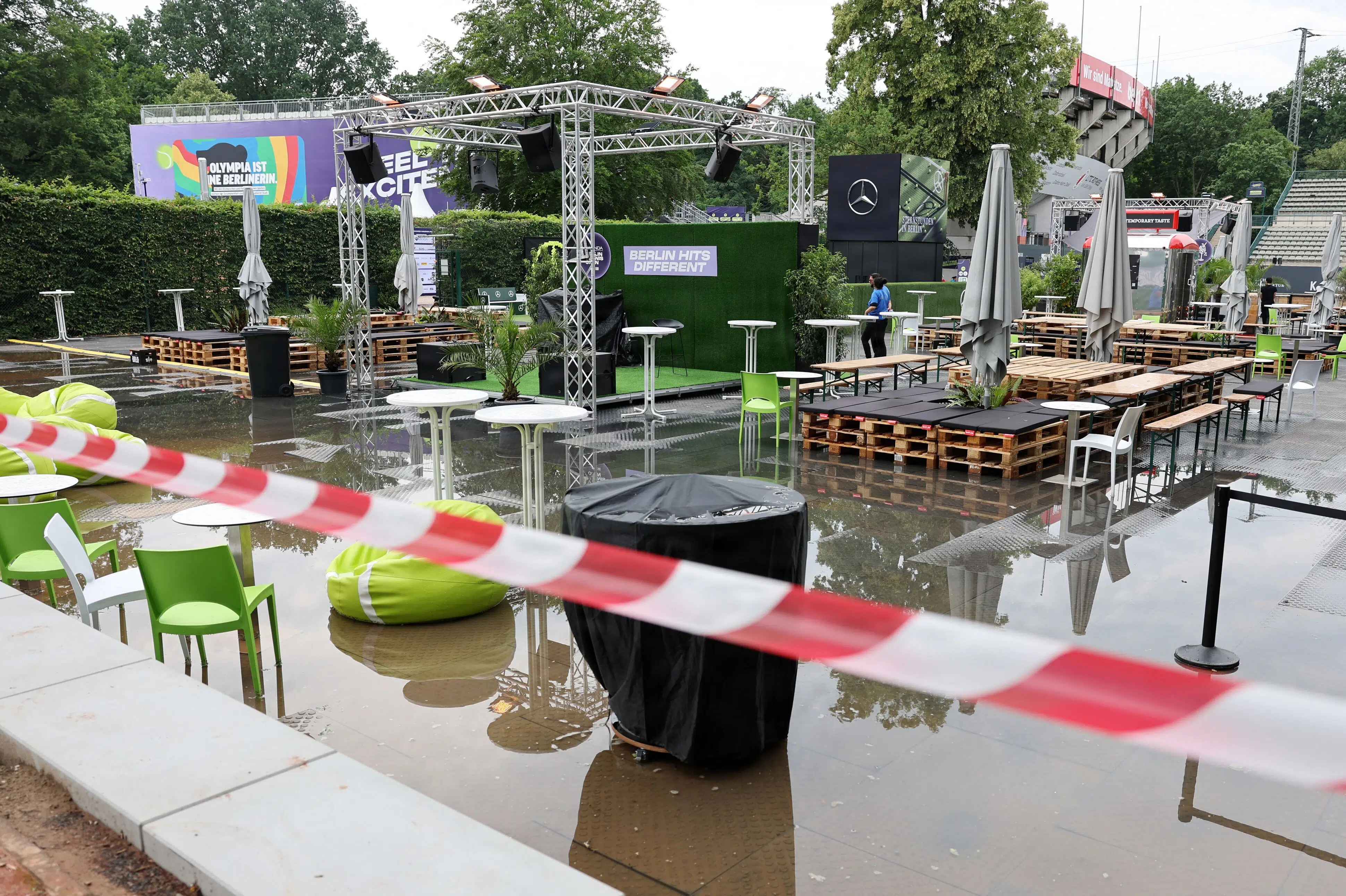 Tilskuere evakueret fra tennisfinale efter voldsomt regnvejr
