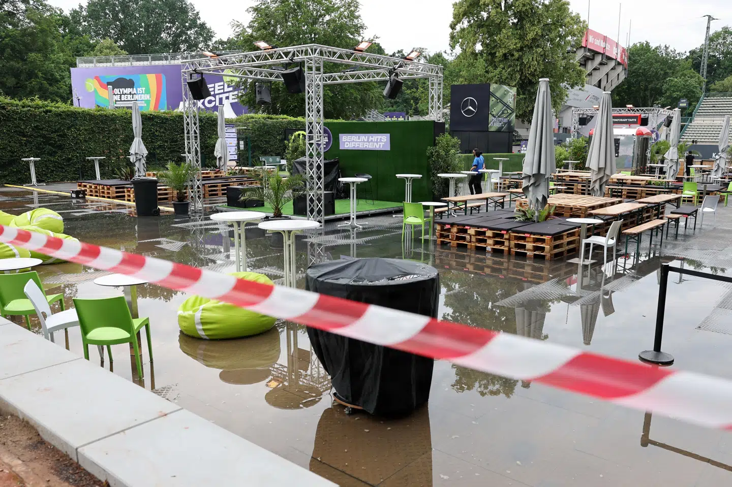 Regnen væltede pludselig ned over tennisanlægget i Berlin.