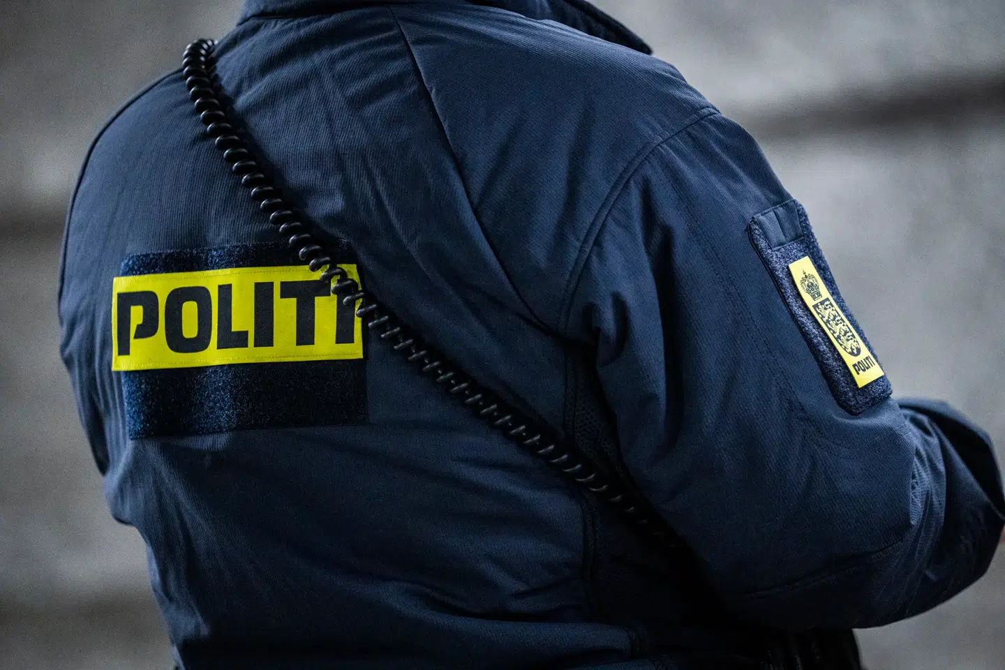 Østjyllands Politi kritiseres for overdreven magtanvendelse, efter en betjent lørdag sparkede en mand, som lå ned.