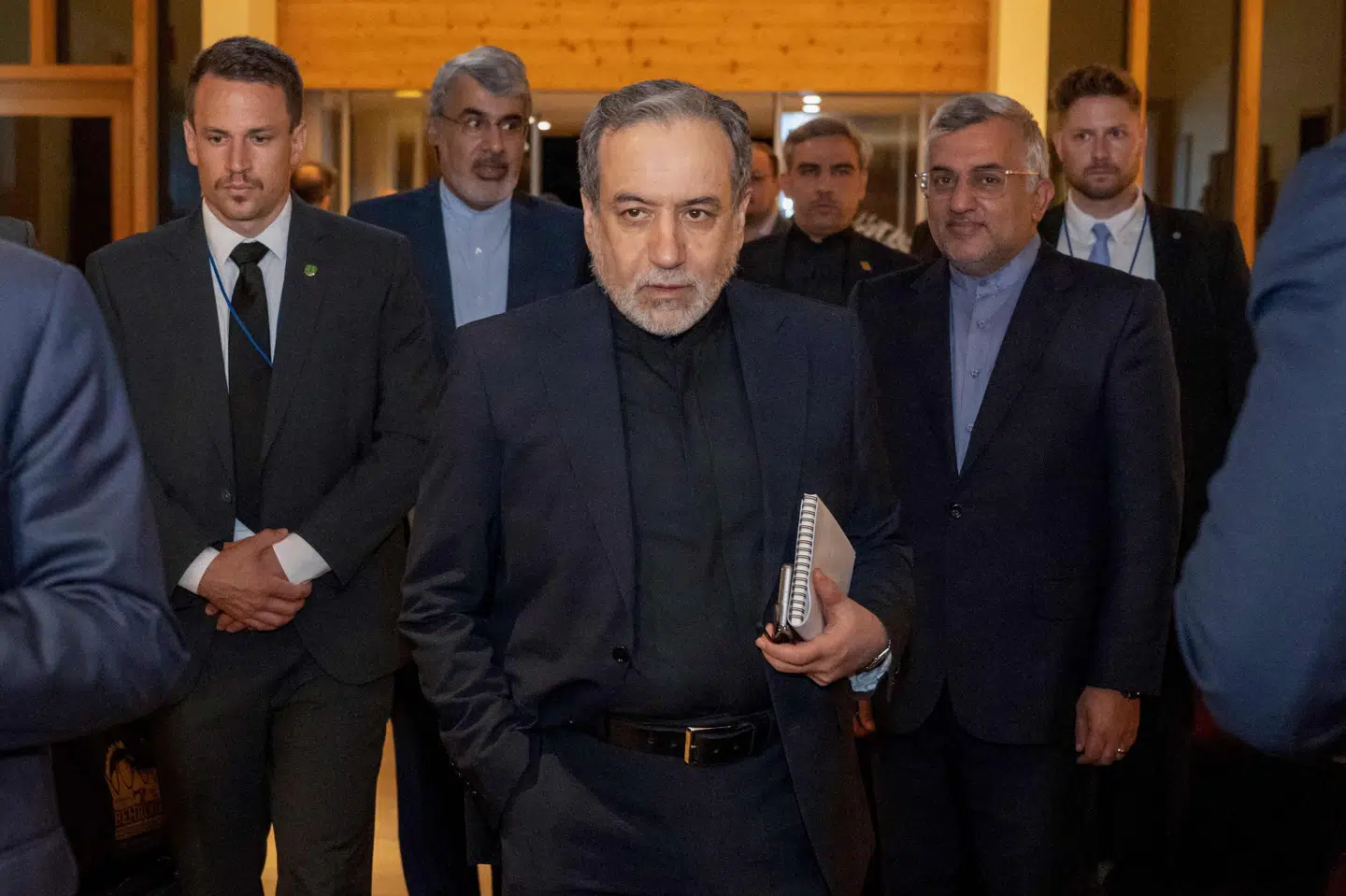 Den iranske udenrigsminister, Abbas Araqchi, ankommer til forhandlinger på schweizisk luksushotelkompleks ejet af Qatar.