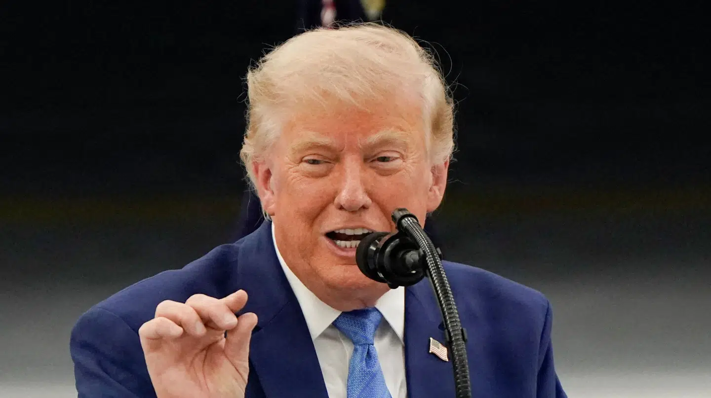 Donald Trump blander sig søndag Storbritanniens politiske situation.