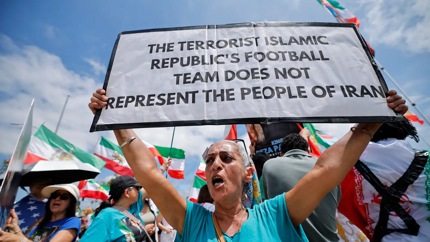 Demonstranter tog plads ude foran stadion.