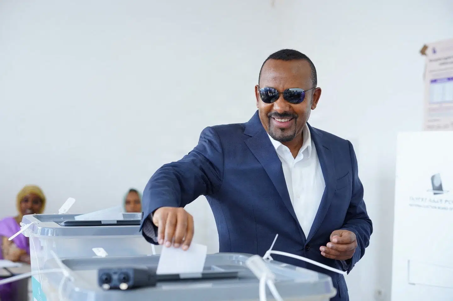Iført solbriller stemmer premierminister Abiy Ahmed ved parlamentsvalg 1. juni. Nogle uger senere er resultaterne klar.