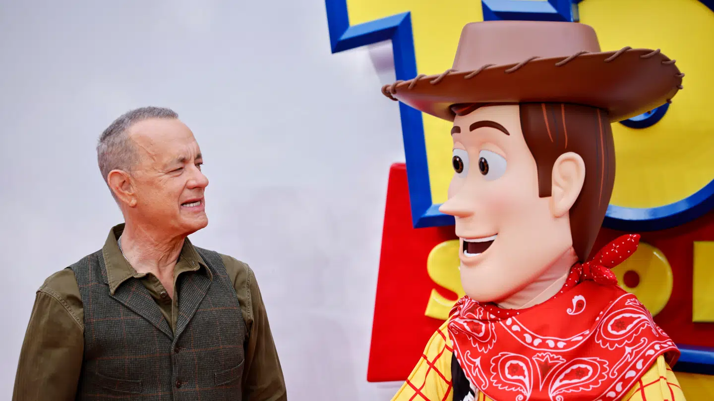 Tom Hanks lægger stemme til den velkendte Pixar-figur Woody.