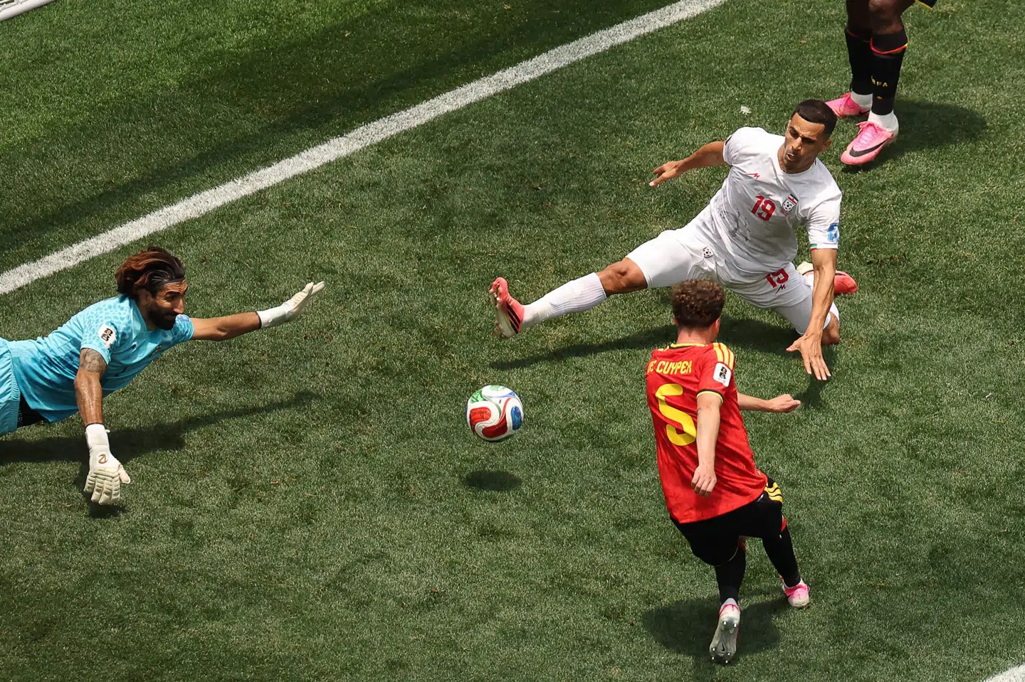 Alireza Beiranvand (til venstre) blev omfavnet af sine landsmænd, efter at han leverede en pragtredning mod Belgien.