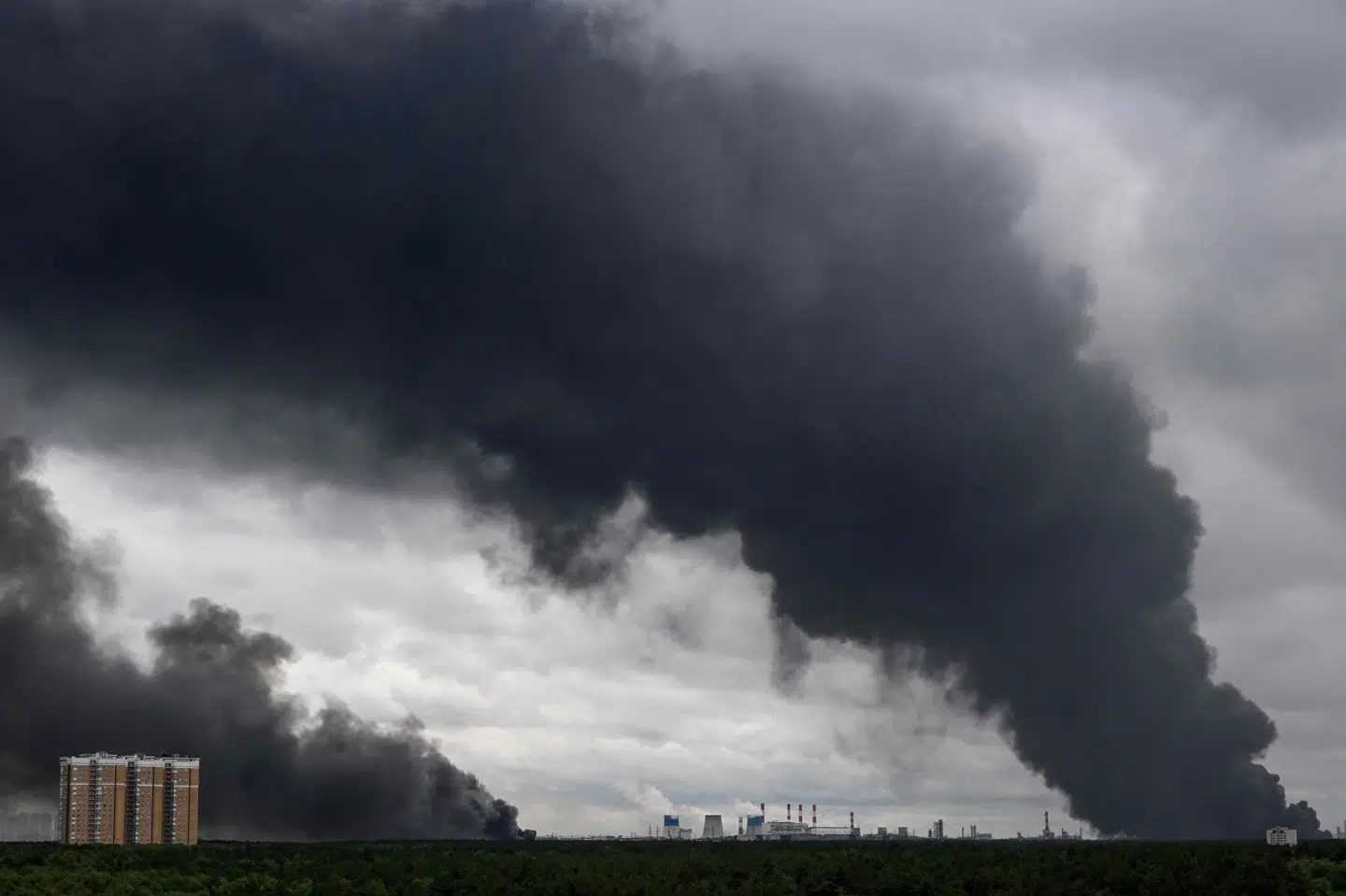 Et olieraffinaderi sydøst for Moskva stod i sidste uge i flammer efter et ukrainsk angreb. Mandag morgen er der meldinger om droneangreb. (Arkivfoto).