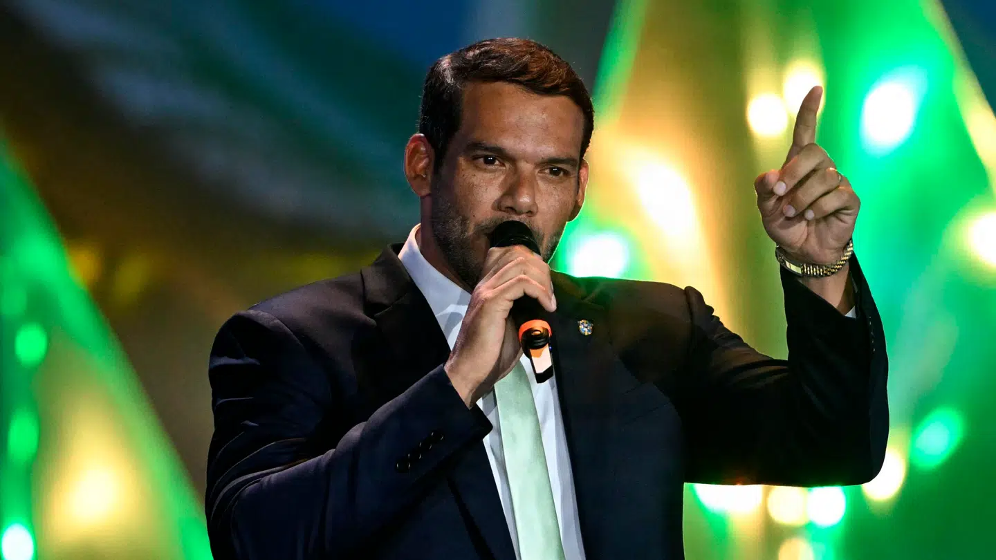 Historien om den brasilianske fodboldboss går verden rundt.
