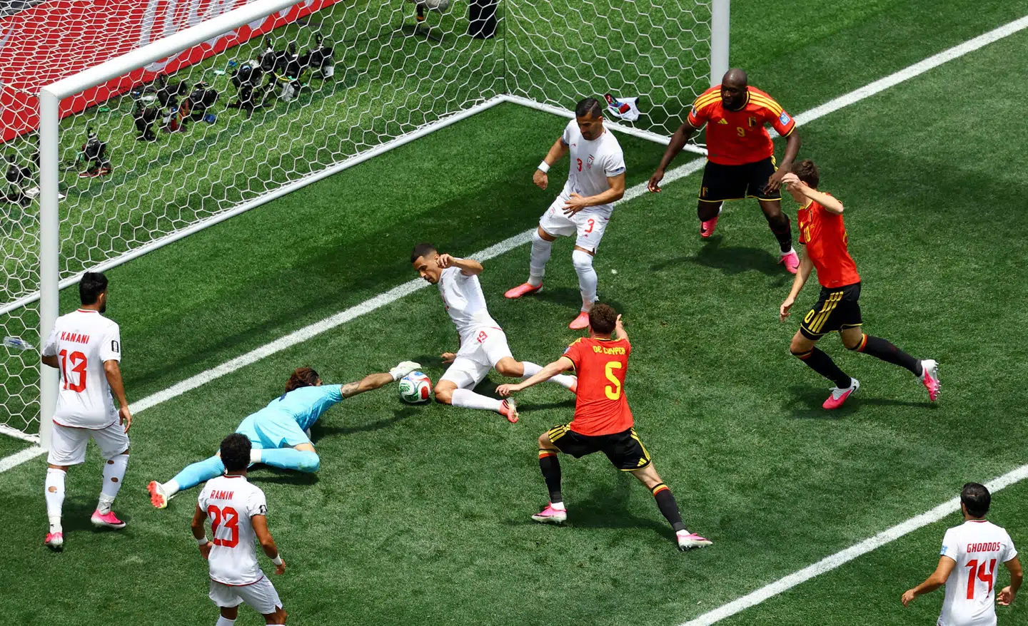 Irans målmand, Alireza Beiranvand, med en feberredning i 0-0-kampen mod Belgien.