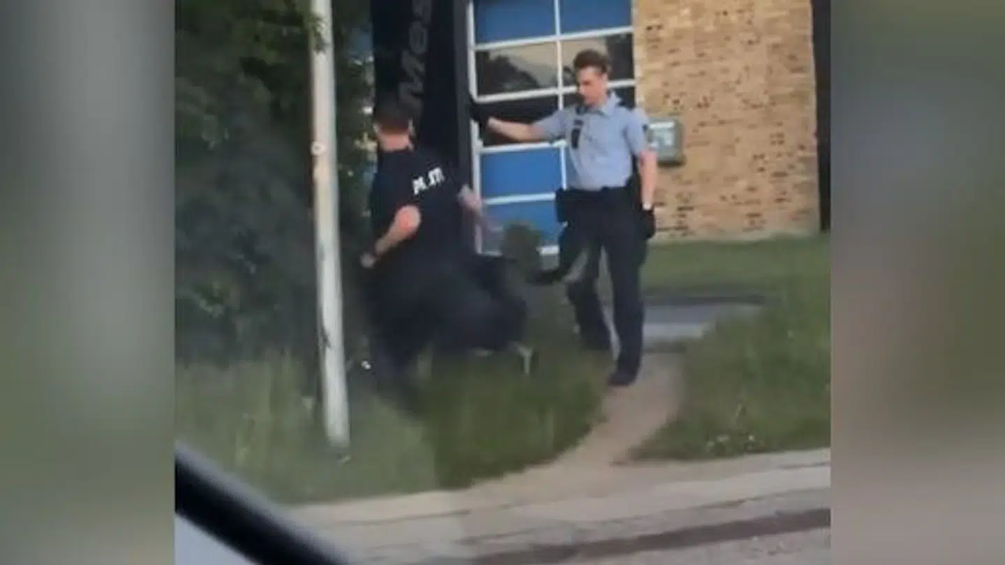 Hændelsen fandt sted lørdag aften på Herredsvej i Aarhus, hvor videooptagelser af en anholdelse siden har vækket opsigt. På en video, der florerede på sociale medier, ses en politibetjent sparke en person under en anholdelse. Nu sås der tvivl om, hvorvidt betjenten også kommer med racistiske tilråb.