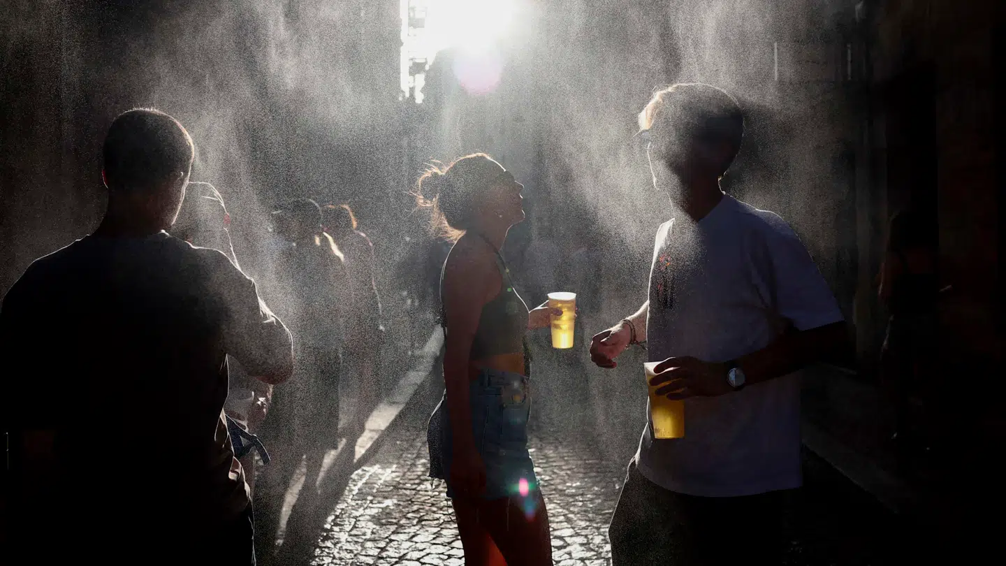 Der blev danset i gaderne i den sydvestfranske storby Bordeaux under søndagens Fete de la Musique. Flere andre steder i landet blev salg og indtag af alkohol forbudt under musikfestivalen på grund af hedebølgen.