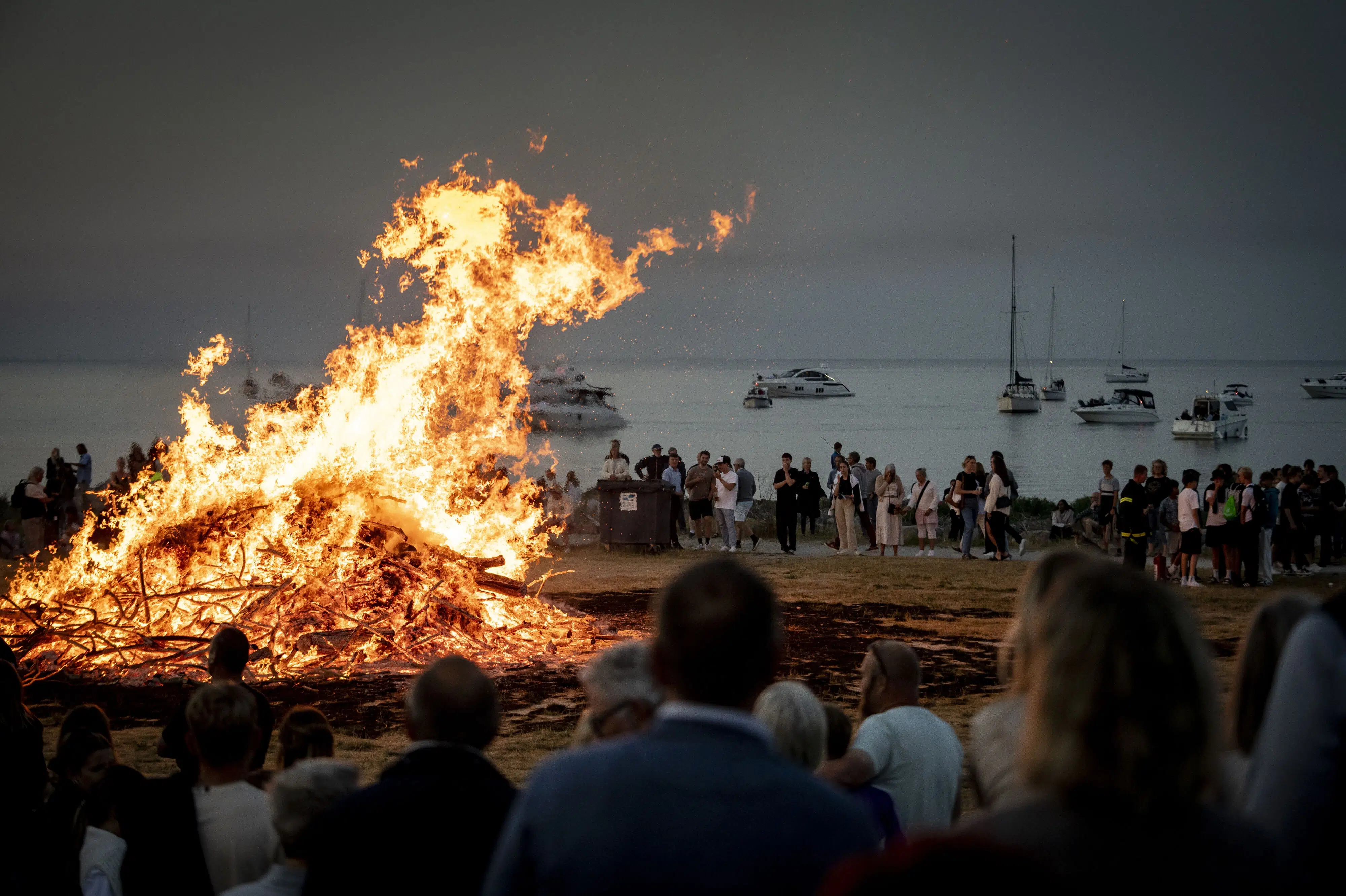 Brandfare præger sankthansaften flere steder i landet