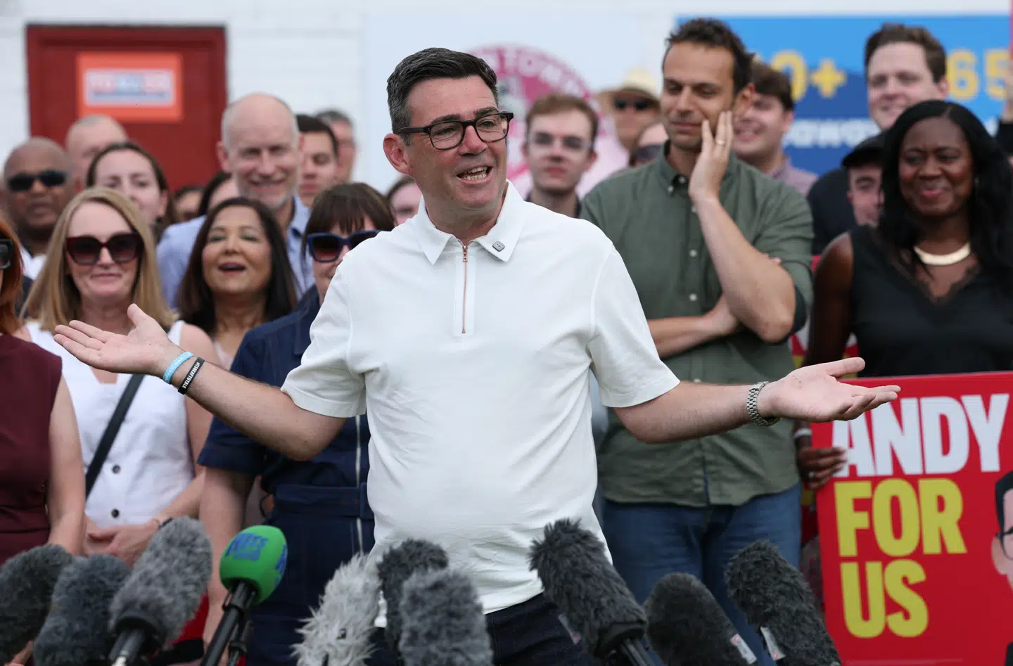 Nogle ser Andy Burnham som en mand, der skal frelse Storbritannien. Han siges at kunne tale et sprog, alle forstår. Hans udfordring bliver, at han arver alle landets dårligdomme og får svært ved at leve op til sine løfter.