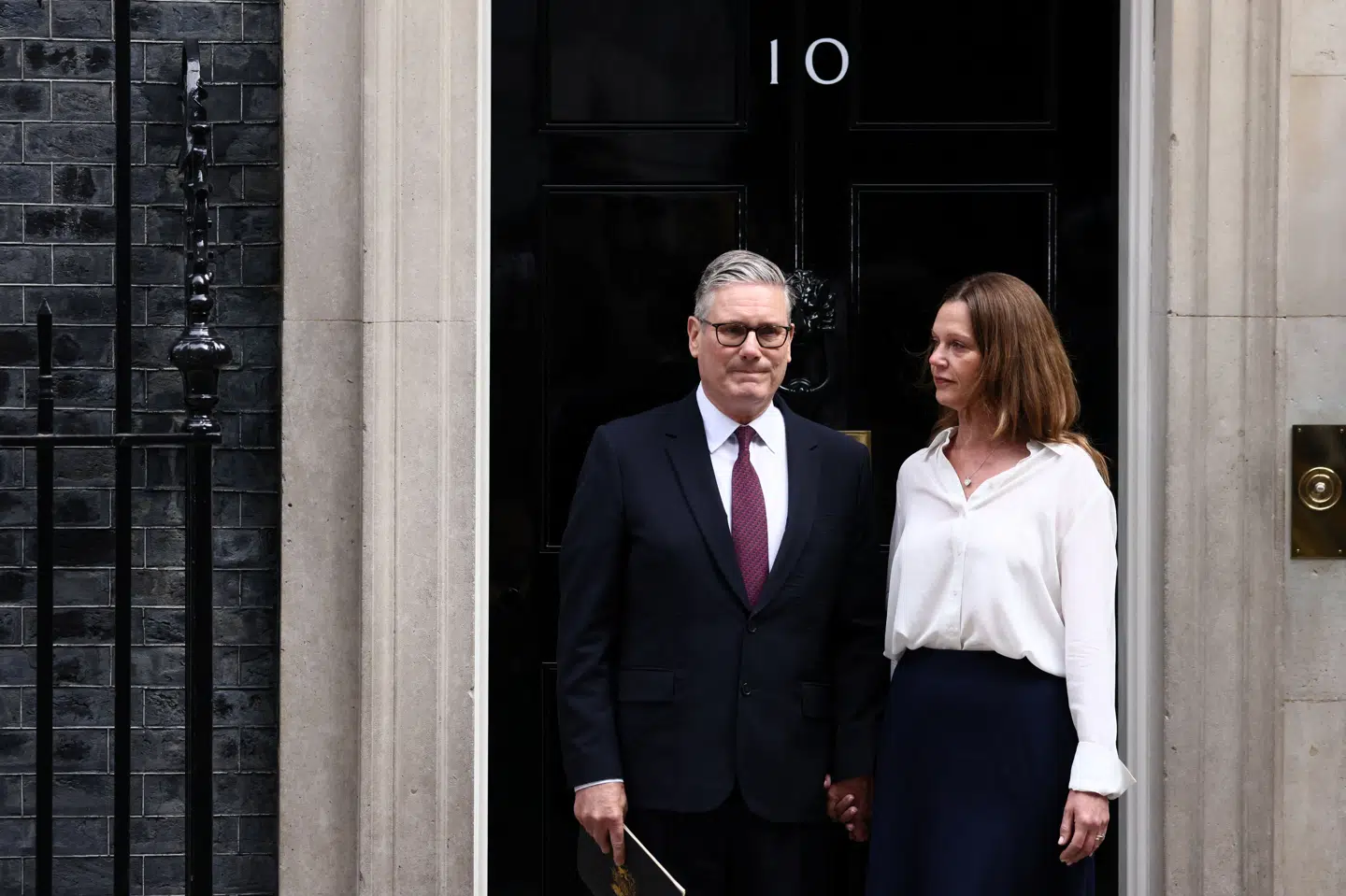 Storbritanniens premierminister, Keir Starmer, sammen med sin kone, Victoria Starmer, efter at han har meddelt sin afgang.