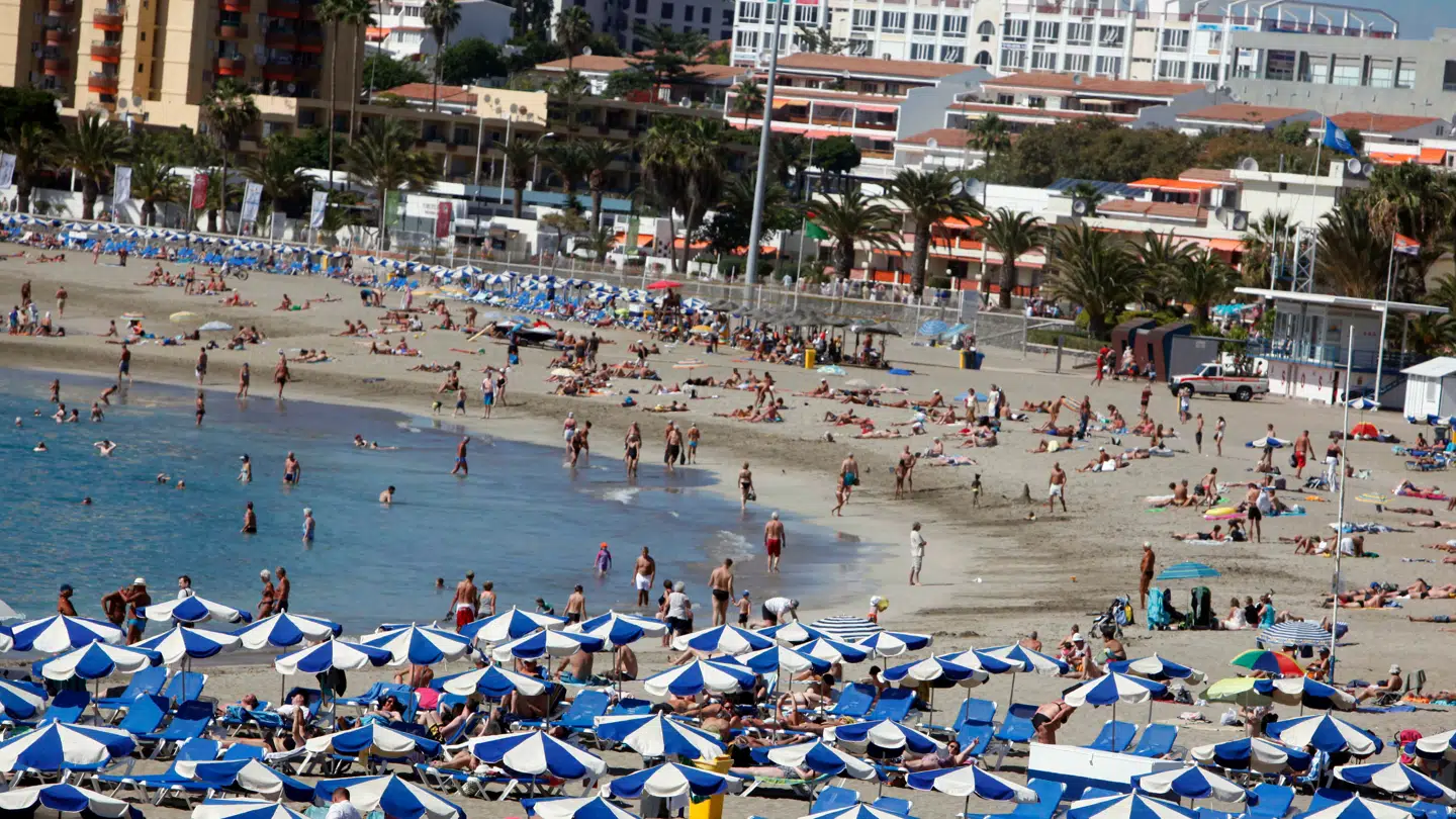 Der ser idyllisk ud ved Los Cristianos-stranden på den spanske ferieø Tenerife. Onsdag endte et røveri med at koste en britisk turist livet.