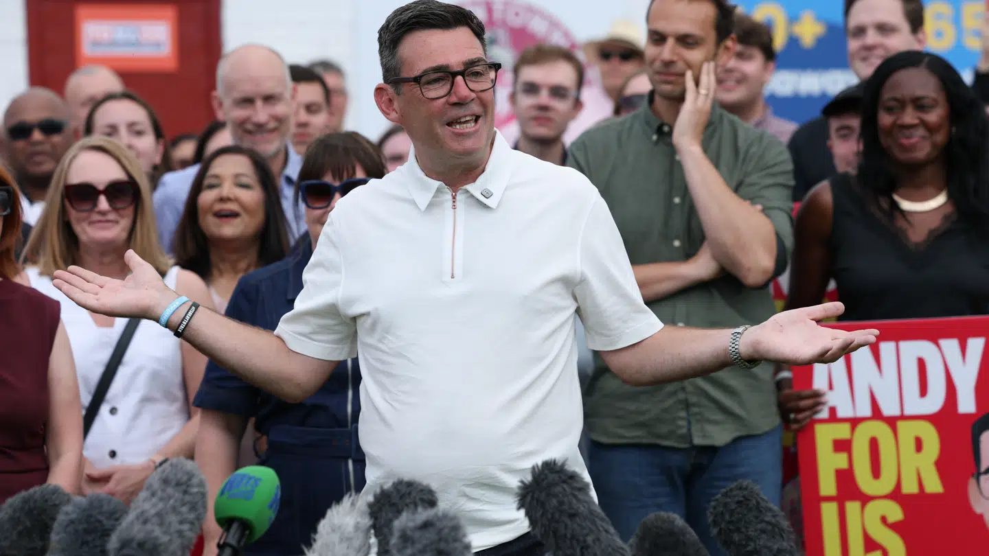 Andy Burnham melder sig som leder af Labour.
