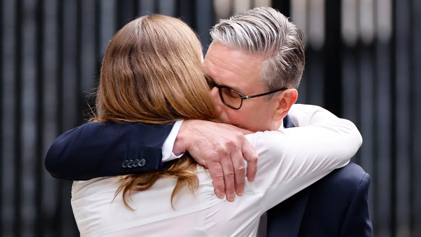 Keir Starmer omfavner sin kone efter han meddelte, at han gik af fra sin post.