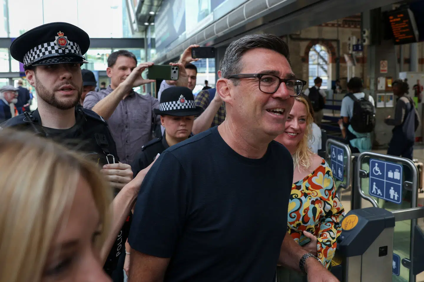 Andy Burnham ved Manchester Piccadilly Station på vej mod London 22. juni, efter at Keir Starmer har annonceret sin afgang.
