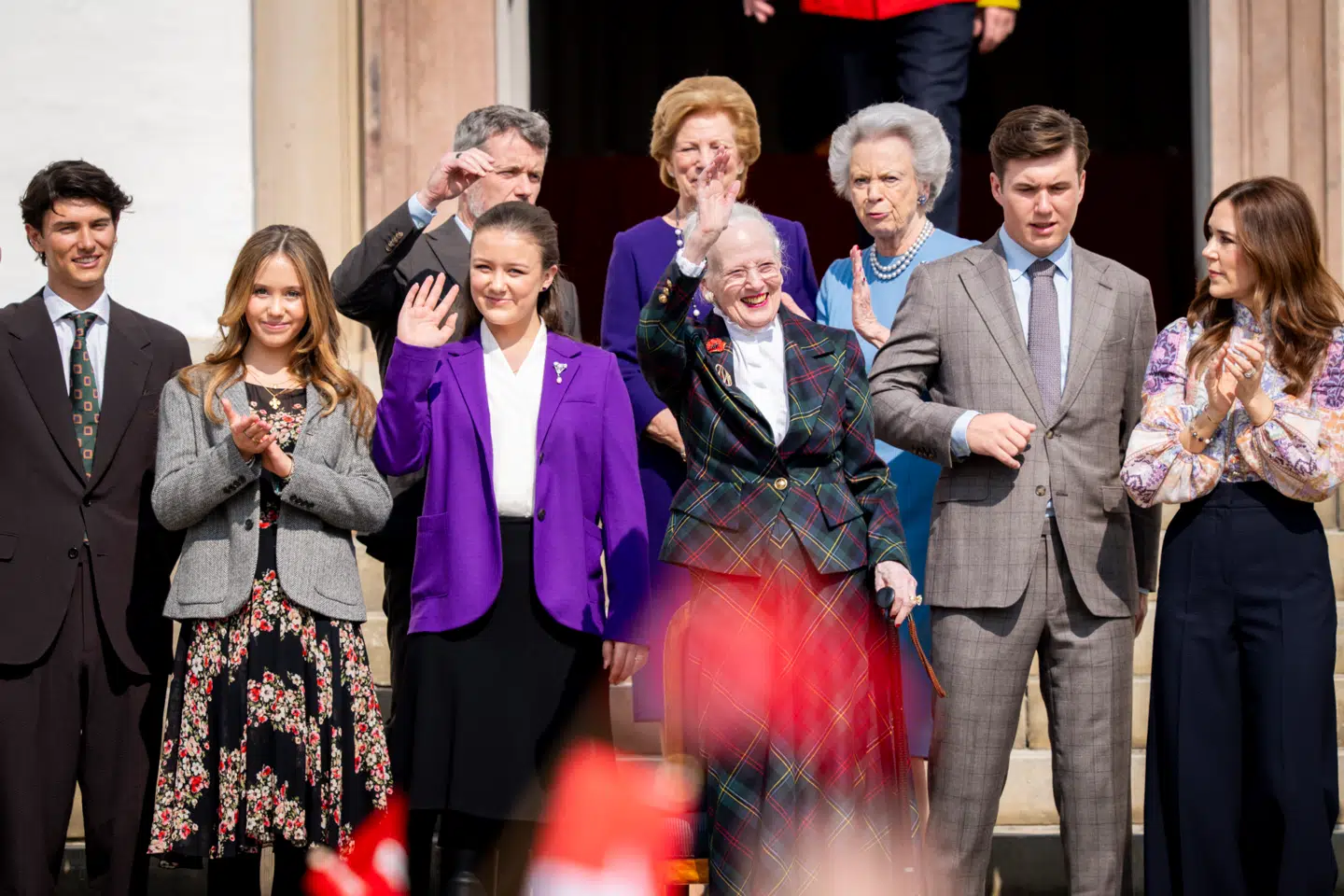 Grev Nikolai (til venstre) var sidste år med til at fejre dronning Margrethes fødselsdag på Fredensborg Slot sammen med resten af kongefamilien.