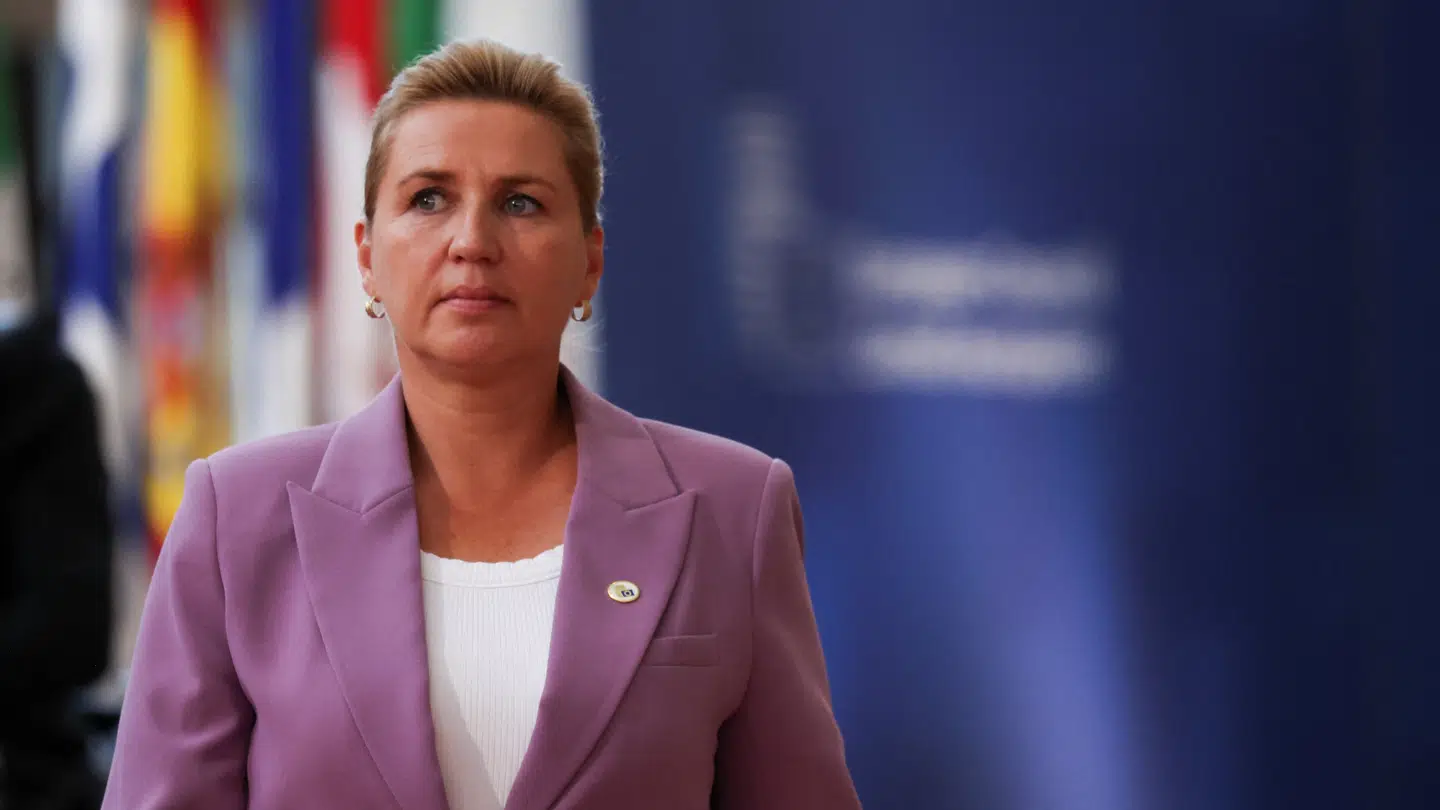 Mette Frederiksen reagerer nu på, at den britiske premierminister trækker sig.
