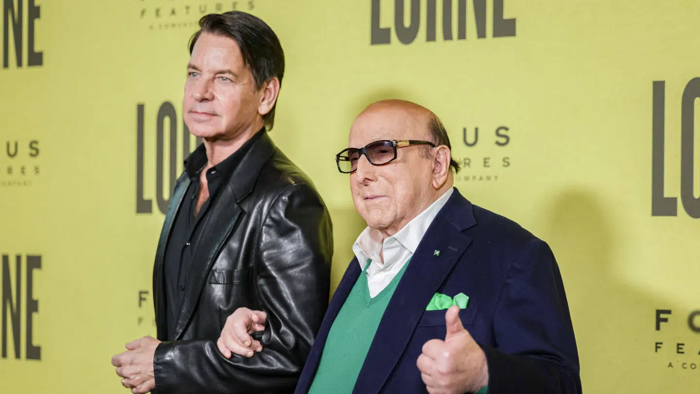 Clive Davis (th) er død mandag.