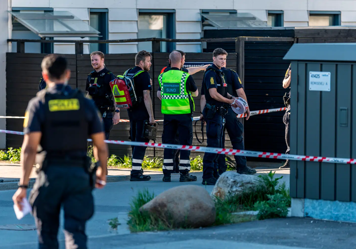 Politiet har fra begyndelsen antaget, at håndgranaten tog livet af et tilfældigt offer, selvom den blev kastet ind i en lukket gårdhave med en postkasse med navn uden på.