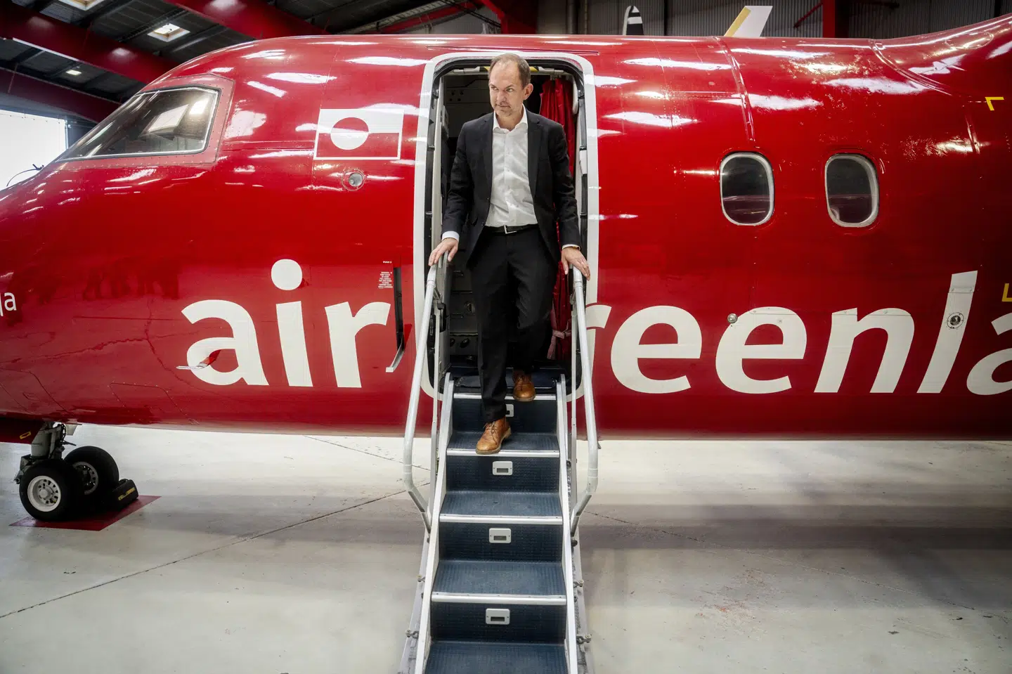 Forsvarsminister Jeppe Bruus (S) besøger Air Greenland mandag i den grønlandske hovedstad, Nuuk.