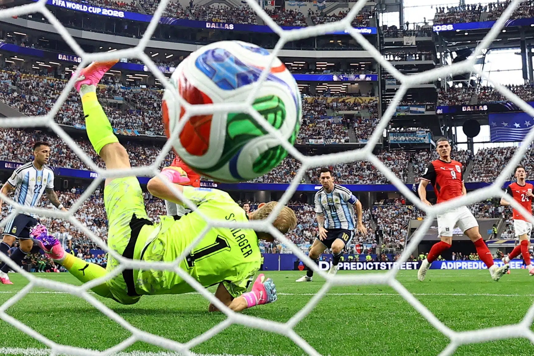 Rekord-Messi sparker Argentina videre trods bommert