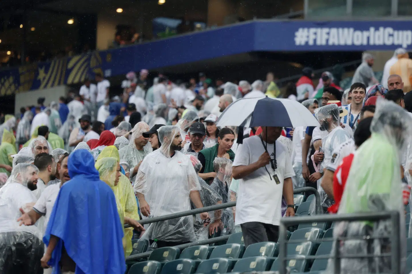 Fansene på Lincoln Financial Field i Philadelphia er blevet bedt om at forlade deres pladser og søge ly.