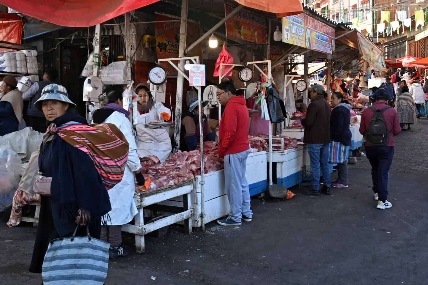 Indbyggere i Bolivia køber mandag kød på et marked i La Paz. Ugelange demonstrationer skabte mangel på fødevarer og medicin flere steder i det latinamerikanske land.