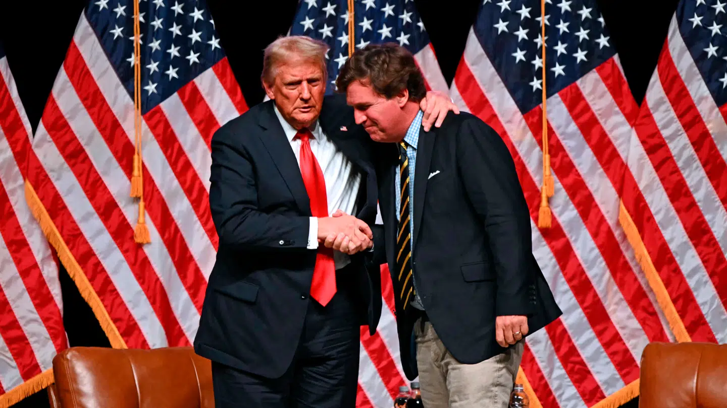 Så sent som i efteråret sidste år var Tucker Carlson på scenen med præsident Donald Trump.
